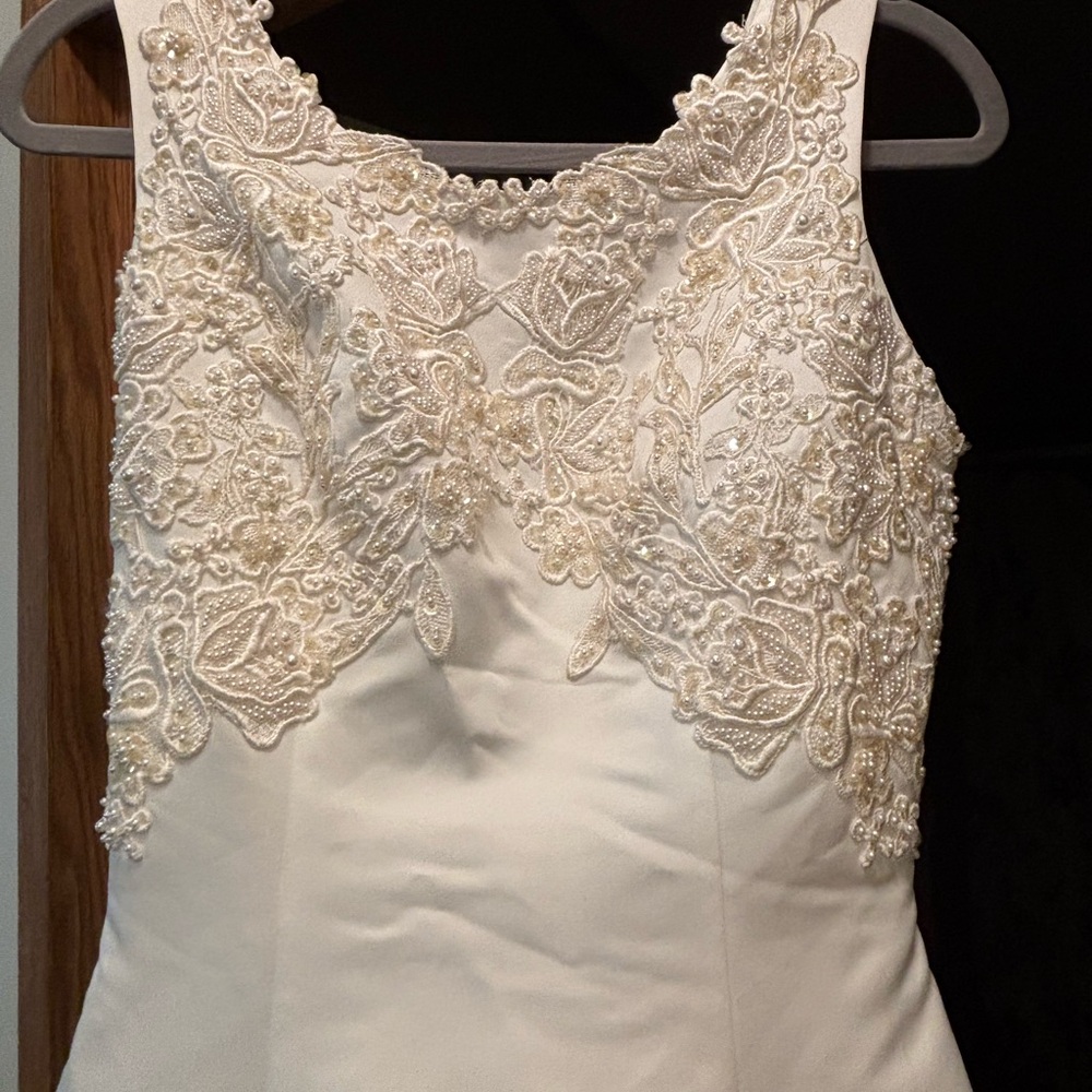 Elegant Satin White Lace Wedding Dress with an attachable train. size 8